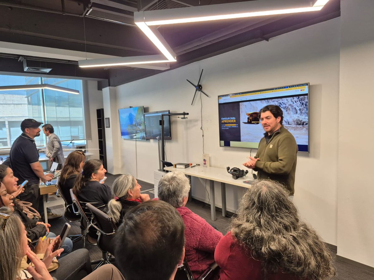 Sebastián dando charla sobre simulaciones VR y entrenamiento en seguridad